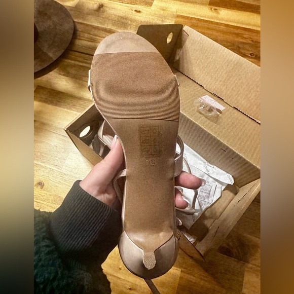 Le Chateaux Women’s Low Heel Shoe (Nude) 7 US - Picture 2 of 7